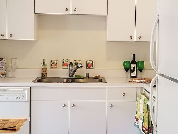 3rd image of 327 Chestnut Hill Ct APT 33