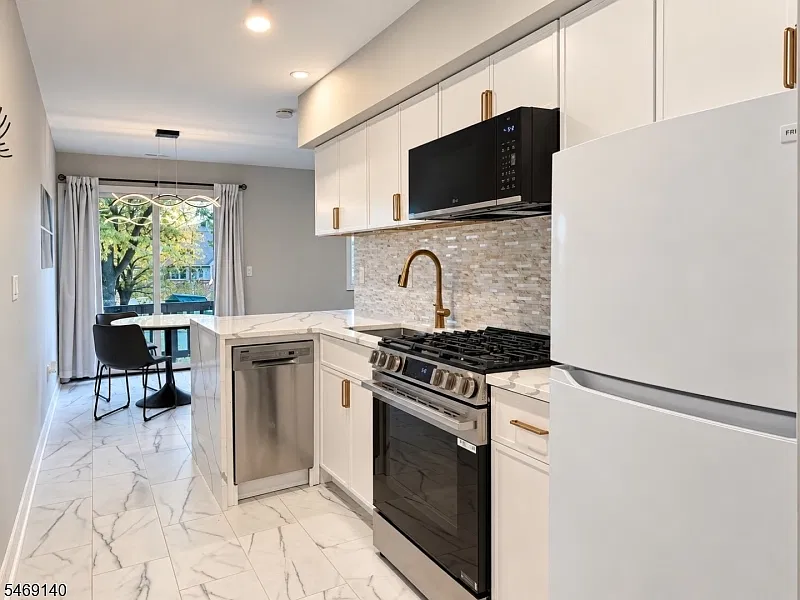 1 bed, 1.0 bath, $1,900 — Photo 2