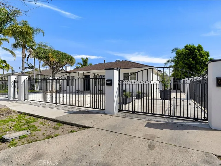 6208 Beeman Ave — Photo 1