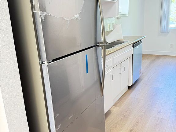 5th image of 2204 S Beverly Glen Blvd APT 105