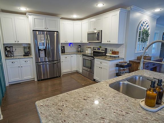Kitchen w/ granite counters