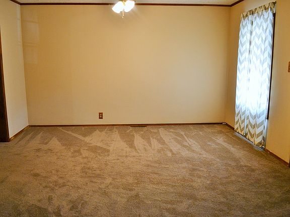 Living room pic 1