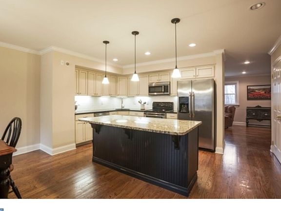 3rd image of 215 Bishops Dr