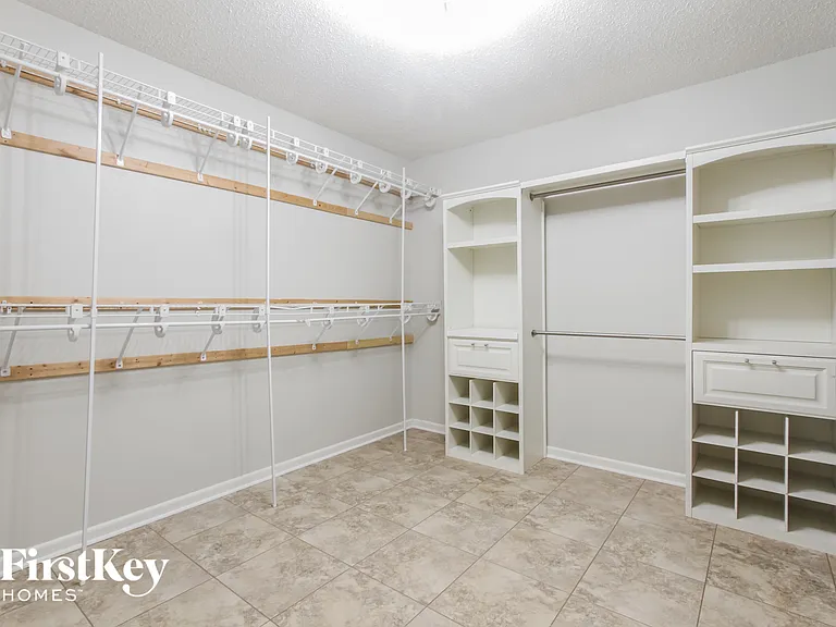 2310 Amberleigh Dr — Photo 9