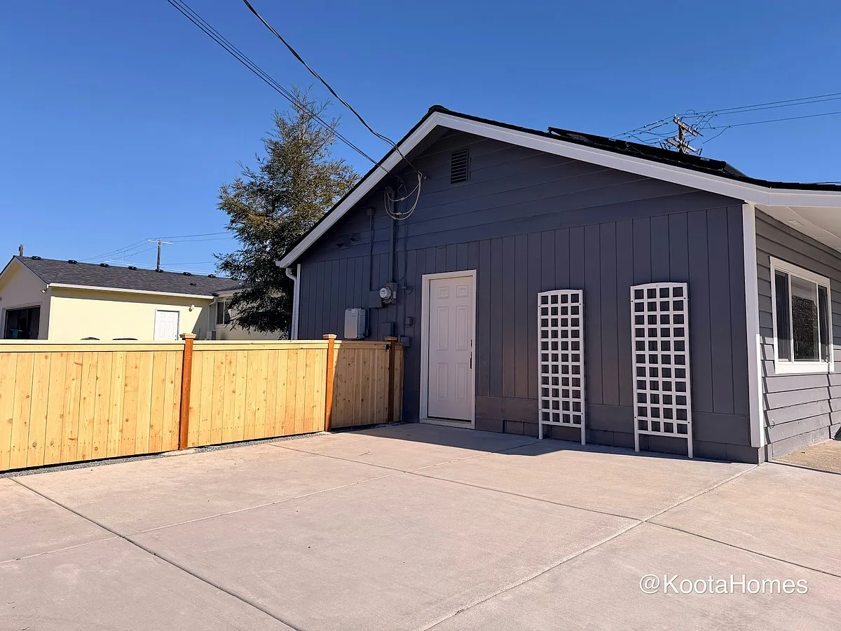 Space for 2 cars - 1215 Skagit St #B