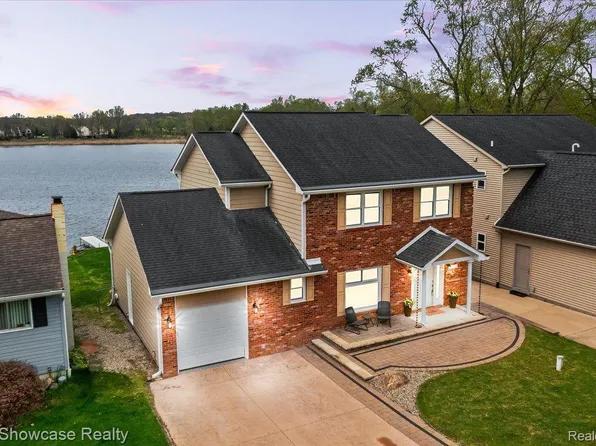 319 Anaconda St, Commerce Township, MI 48382