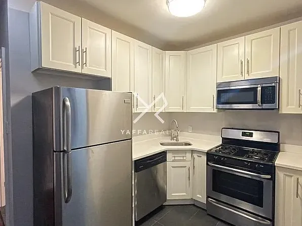 861 Atlantic Avenue image 1 of 8