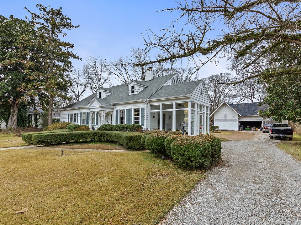 1st image of 800 W Commerce St