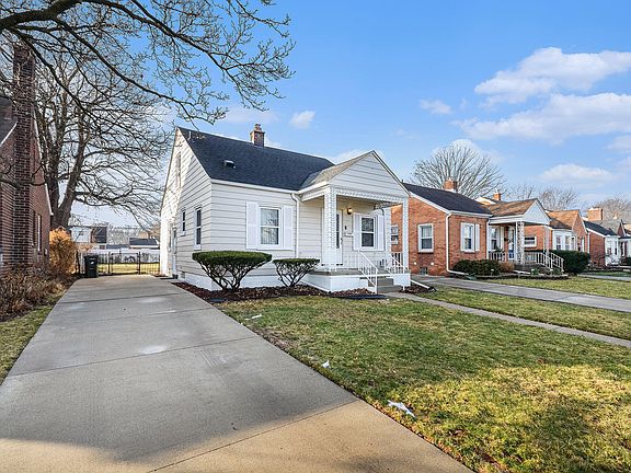 3rd image of 21824 Colony St