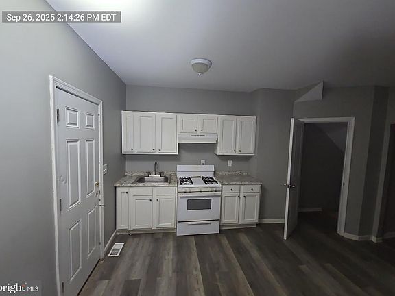 3rd image of 3916 Ridgewood 1/2 Ave