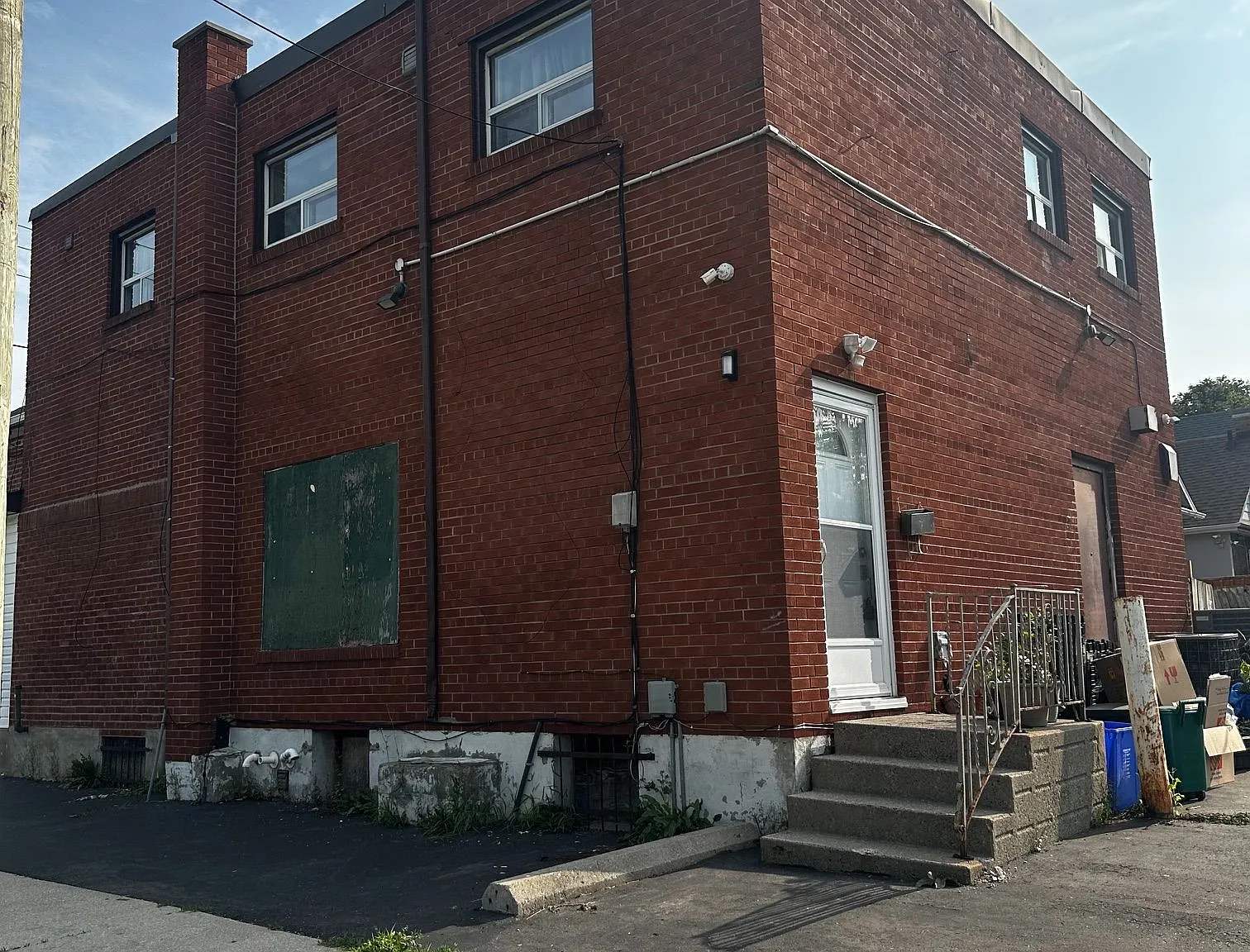 3 bed, $2,400 — Photo 1