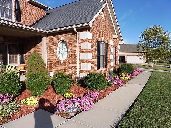 sidewalk to fron porch