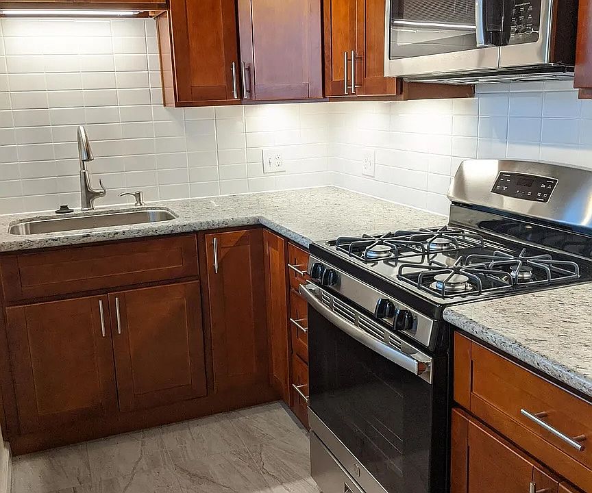 Upstairs Kitchen - Stove/Oven/Microwave/Sink/Grabite Counters/Cabinets