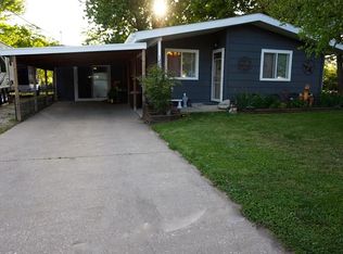 1220 N 2nd St, Manchester, IA 52057