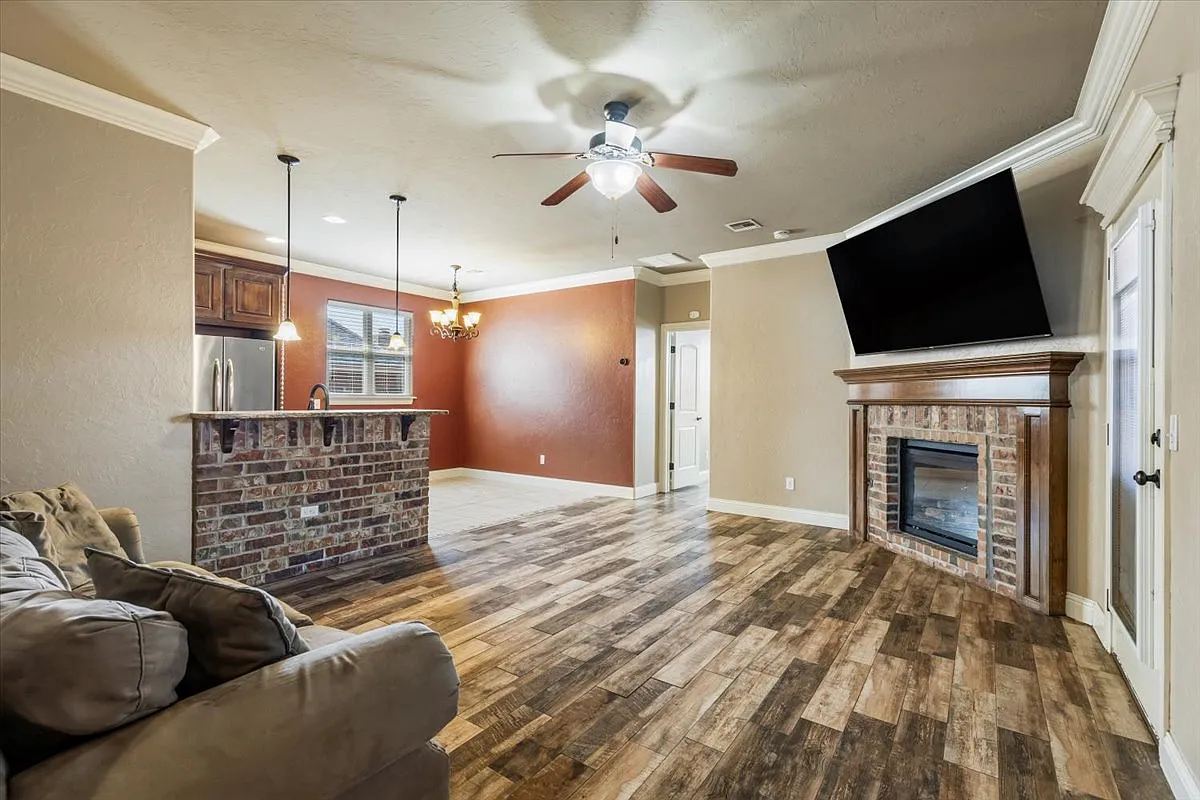 3 bed, 1848 sqft, $1,900 — Photo 3