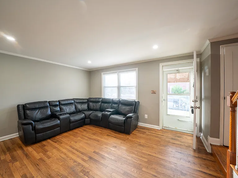 705 Eastshire Dr — Photo 4
