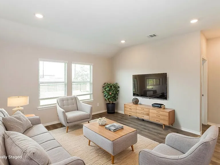 980 Alton Dr — Photo 3