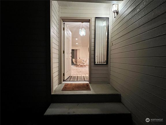 3rd image of 200 Stoneybrook Ln