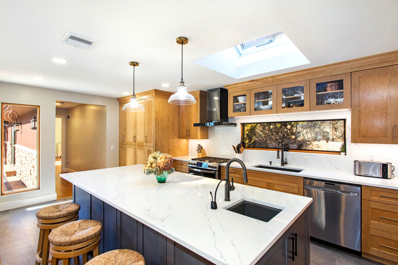 Bright and Open Fully Equipped Kitchen
