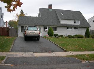 19 Deer Ln, Wantagh, NY 11793
