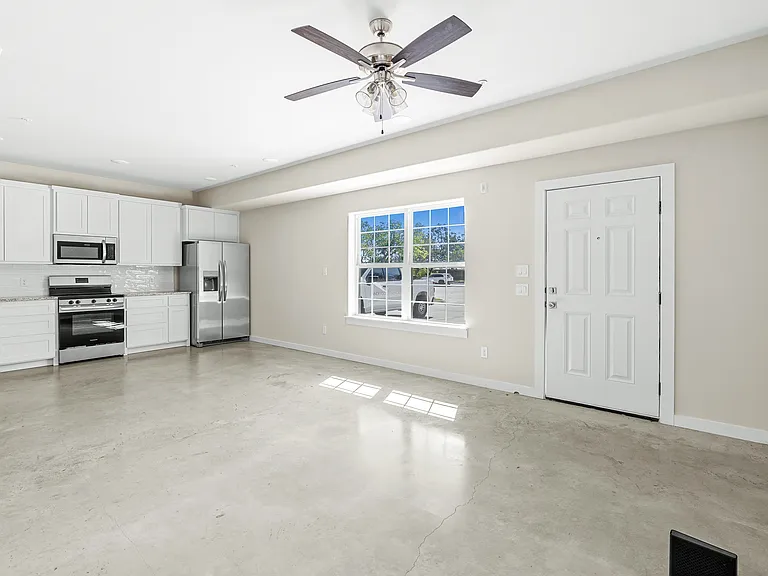 2290 W Tarleton St — Photo 4
