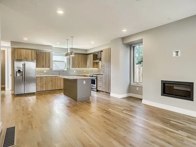 718 W 1st Ave — Photo 11