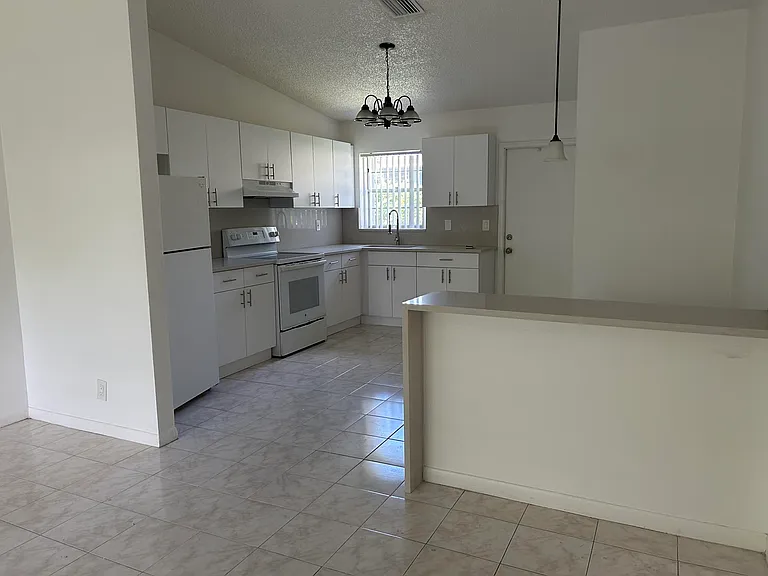 6140 SW 41st Ct #1 — Photo 3