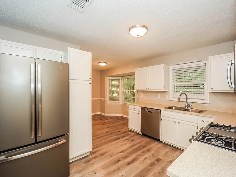 10916 Clearwater Dr — Photo 8