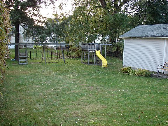 Backyard, easy to maintain, freshly painted garage, wooden swingset & playset