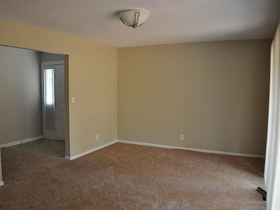 5th image of 525 W 101st Ter