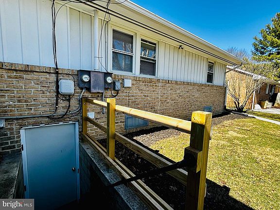 4th image of 869 E Walnut St