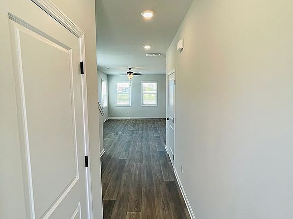 5th image of 124 Lauren St #122