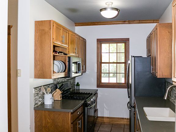 2nd image of 2151 Donahue St