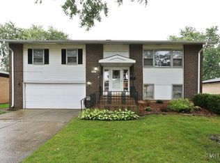 1423 S Redwood Dr, Mount Prospect, IL