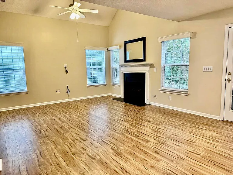 380 Stefan Dr — Photo 4