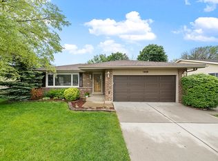 1926 Trail Ridge St, Arlington Heights, IL 60004