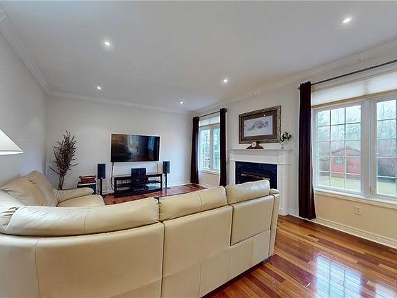 4th image of 2258 Rochester Cir