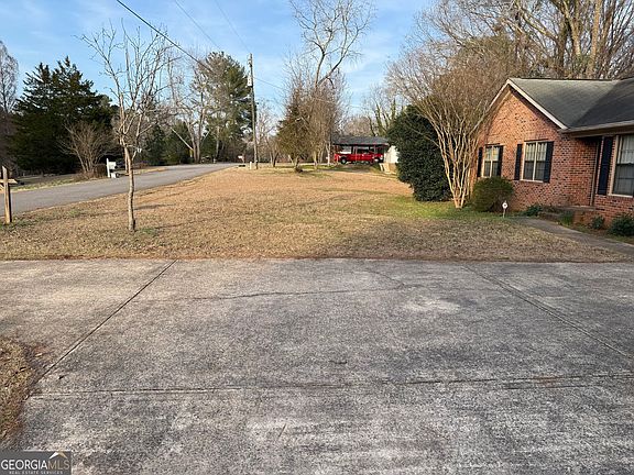 3rd image of 1030 Cherokee Cir