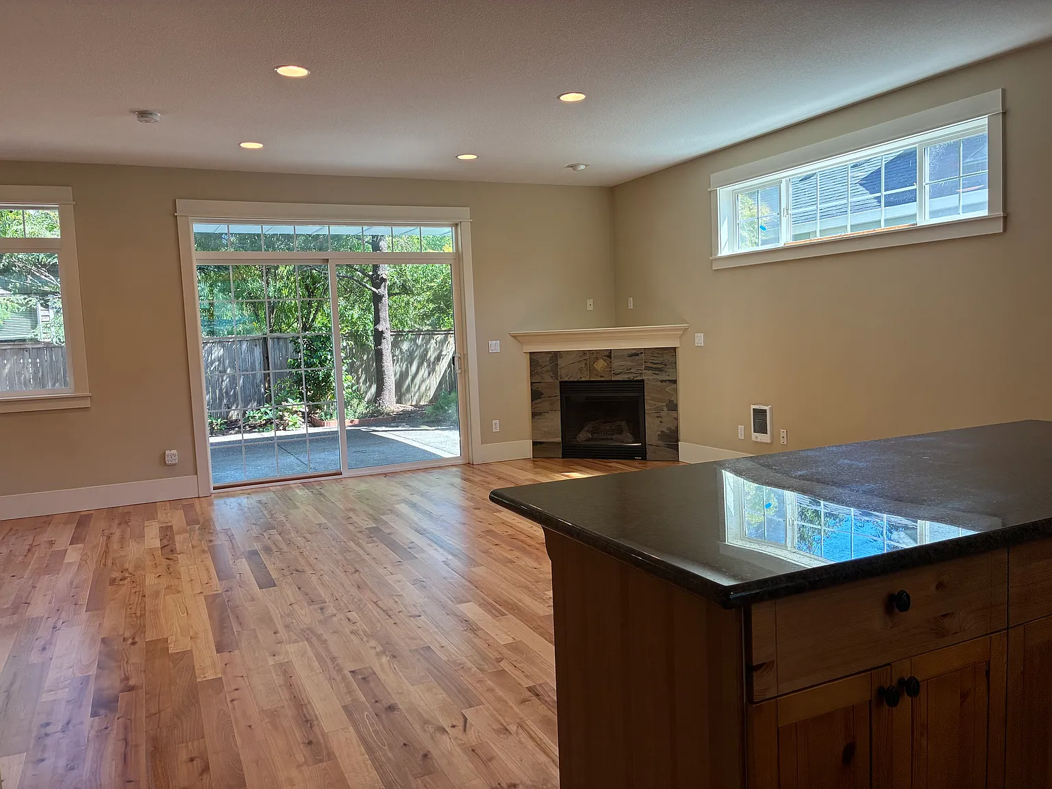 3 bed, 2.5 bath, 1840 sqft, $2,500 — Photo 2