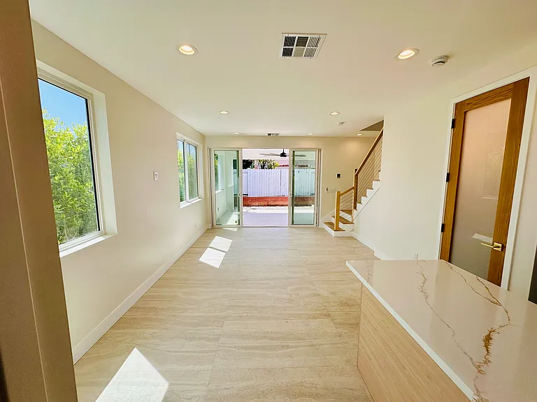 Cloverbrook Dr — Photo 4
