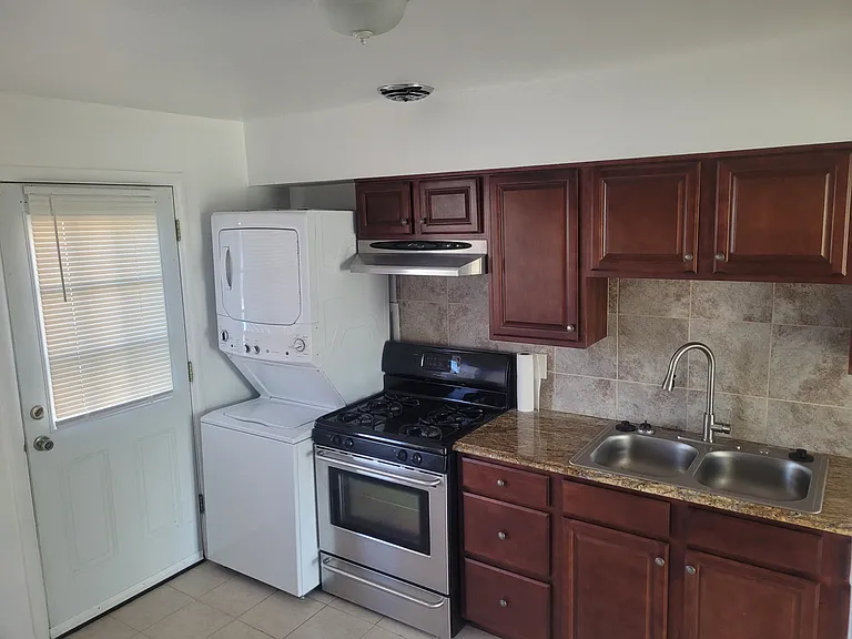 1025 Brentwood St — Photo 1