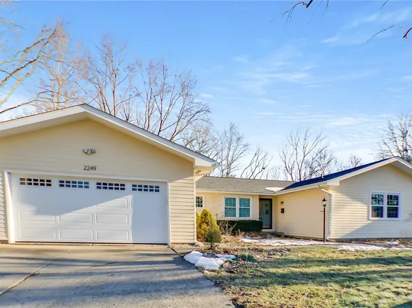 2249 Cortland Dr, Charleston, IL 61920