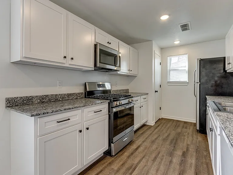 2115 N Billen Ave — Photo 5
