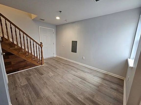 5th image of 413 9th St APT 305
