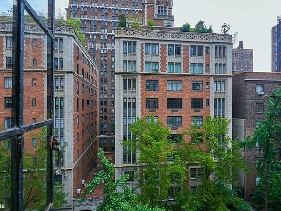 3rd image of 324 E 41st St #701