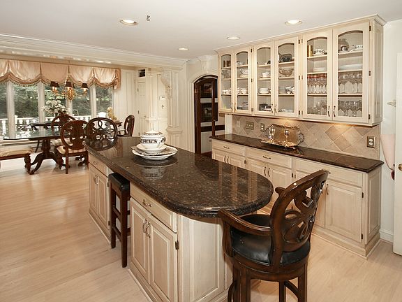 4th image of 9410 Lagovista Ct