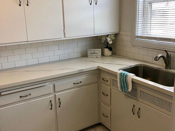 4th image of 130 Roycroft Ave APT 104