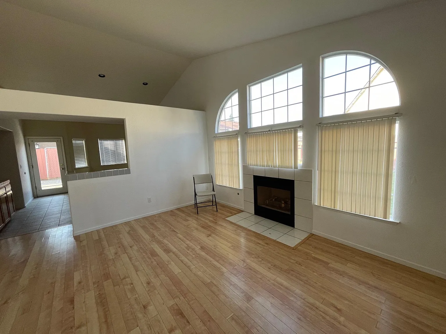 3 bed, 1385 sqft, $2,500 — Photo 2