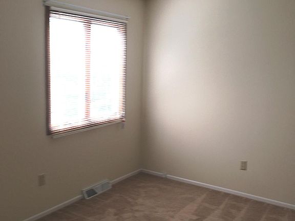 5th image of 415 Hampden Ct