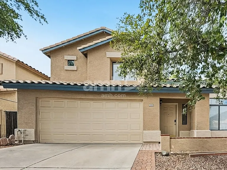 2015 E Daley Ln — Photo 1